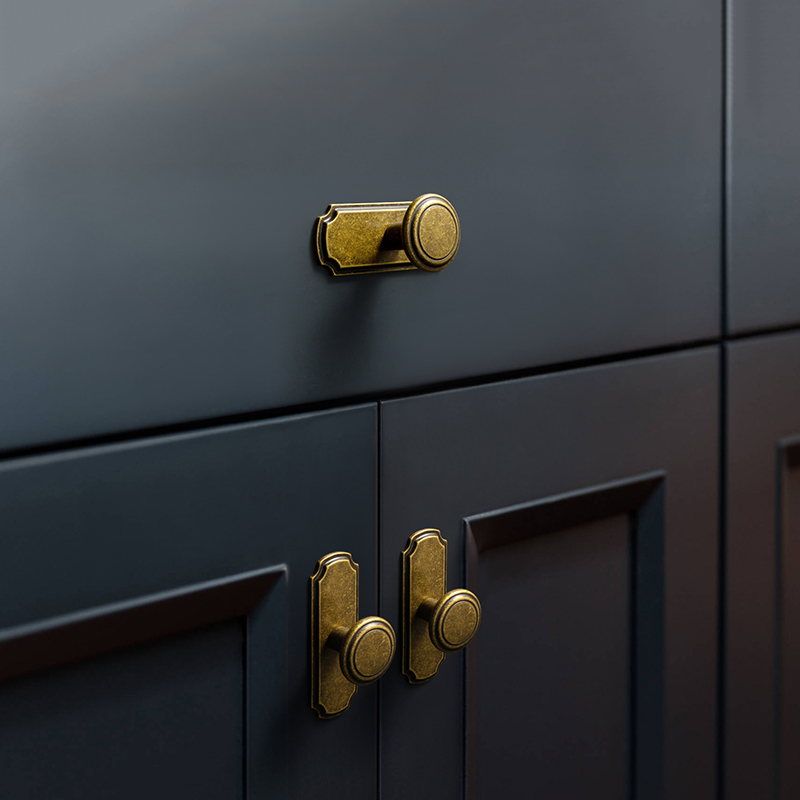 Goo-Ki Antique Brass Drawers K - đánh giá và giá Furniture Hardware With Backplate
